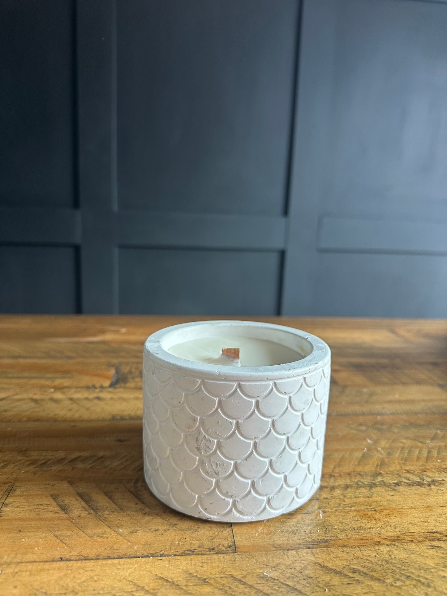 Luxury grey Ceramic Candle with Wooden Wick – Strong Scent & Crackling Burn