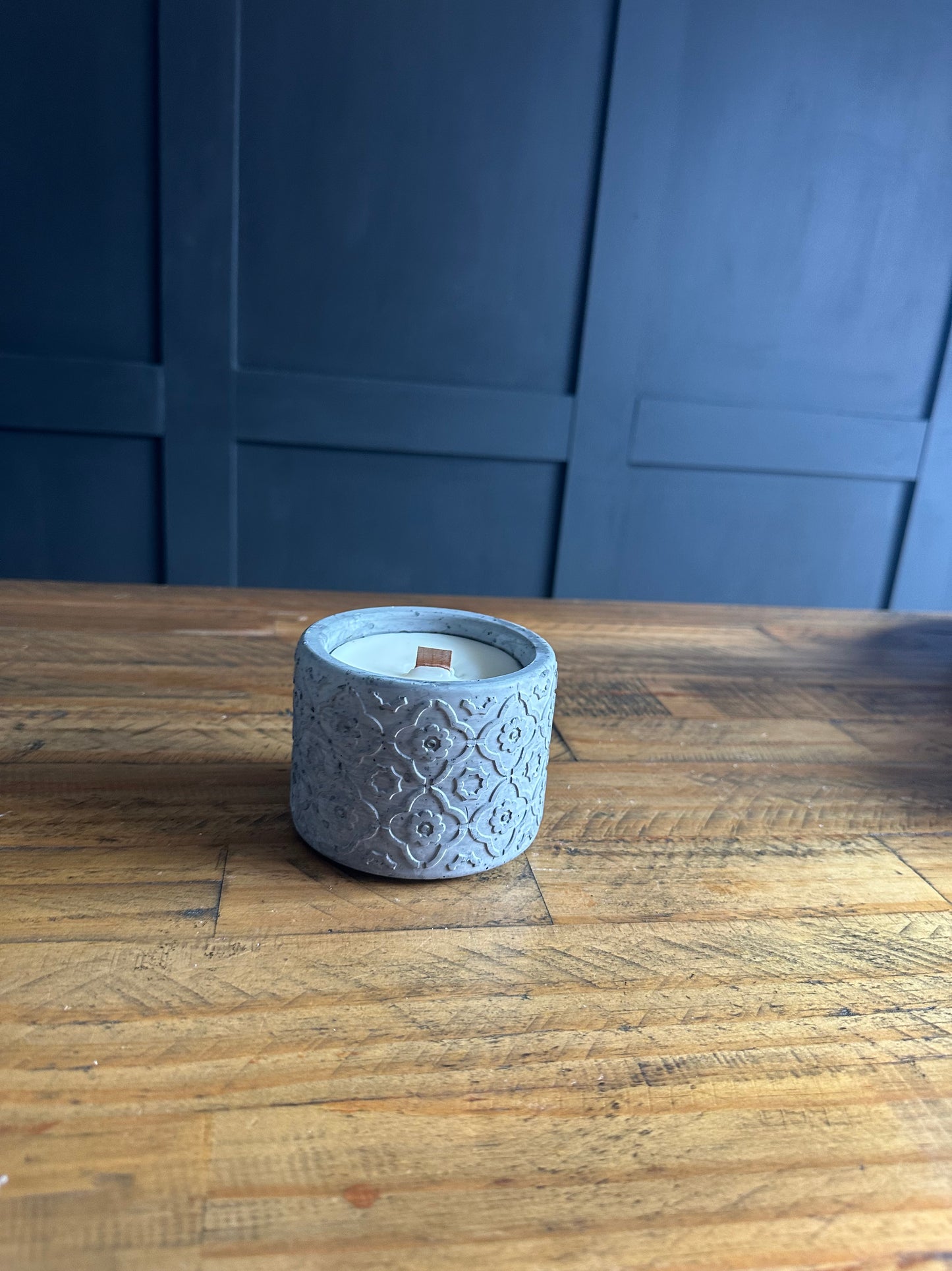 Luxury grey Ceramic Candle with Wooden Wick – Strong Scent & Crackling Burn