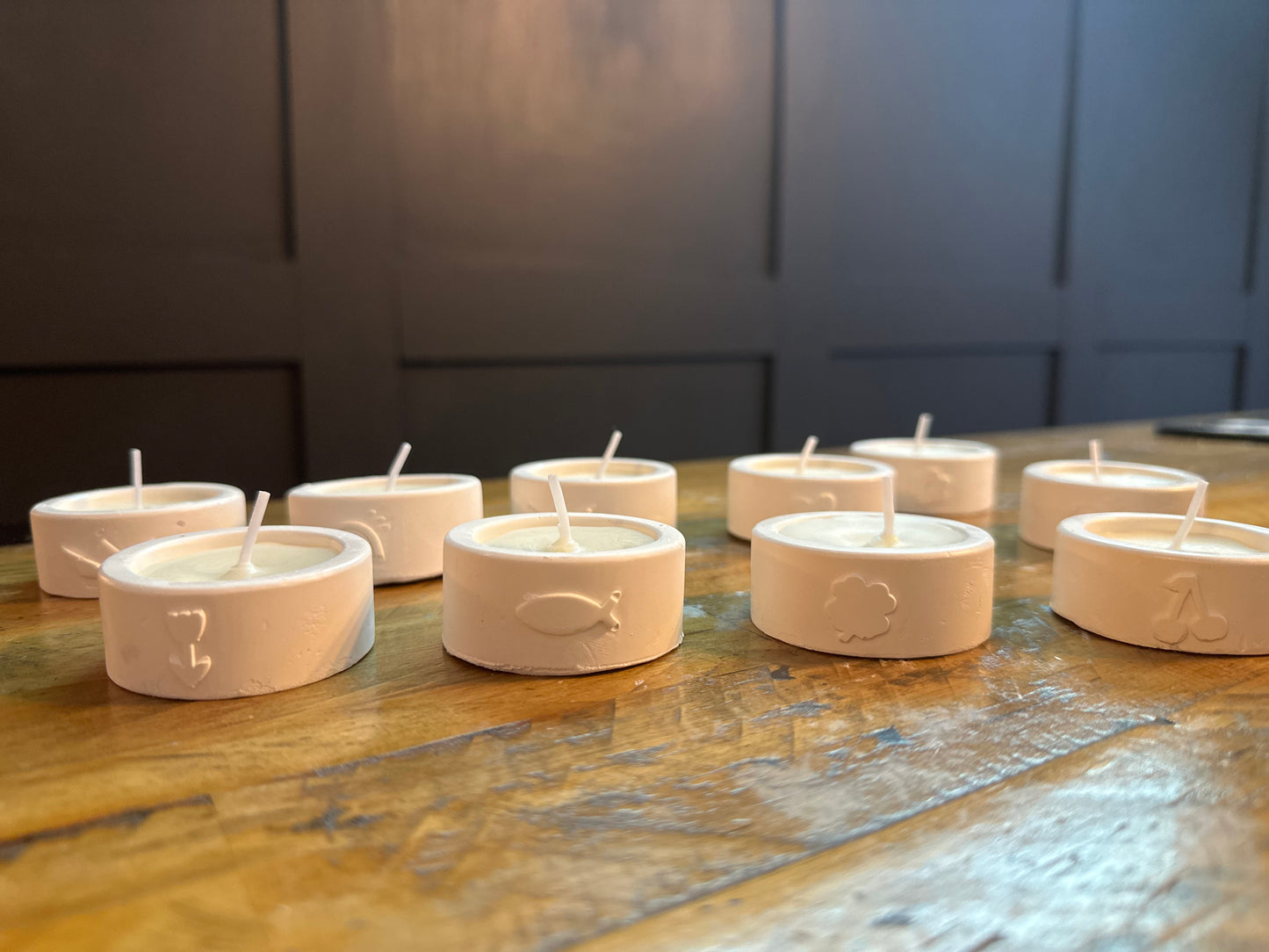 Pack of 10 strong scented luxury tea light candles