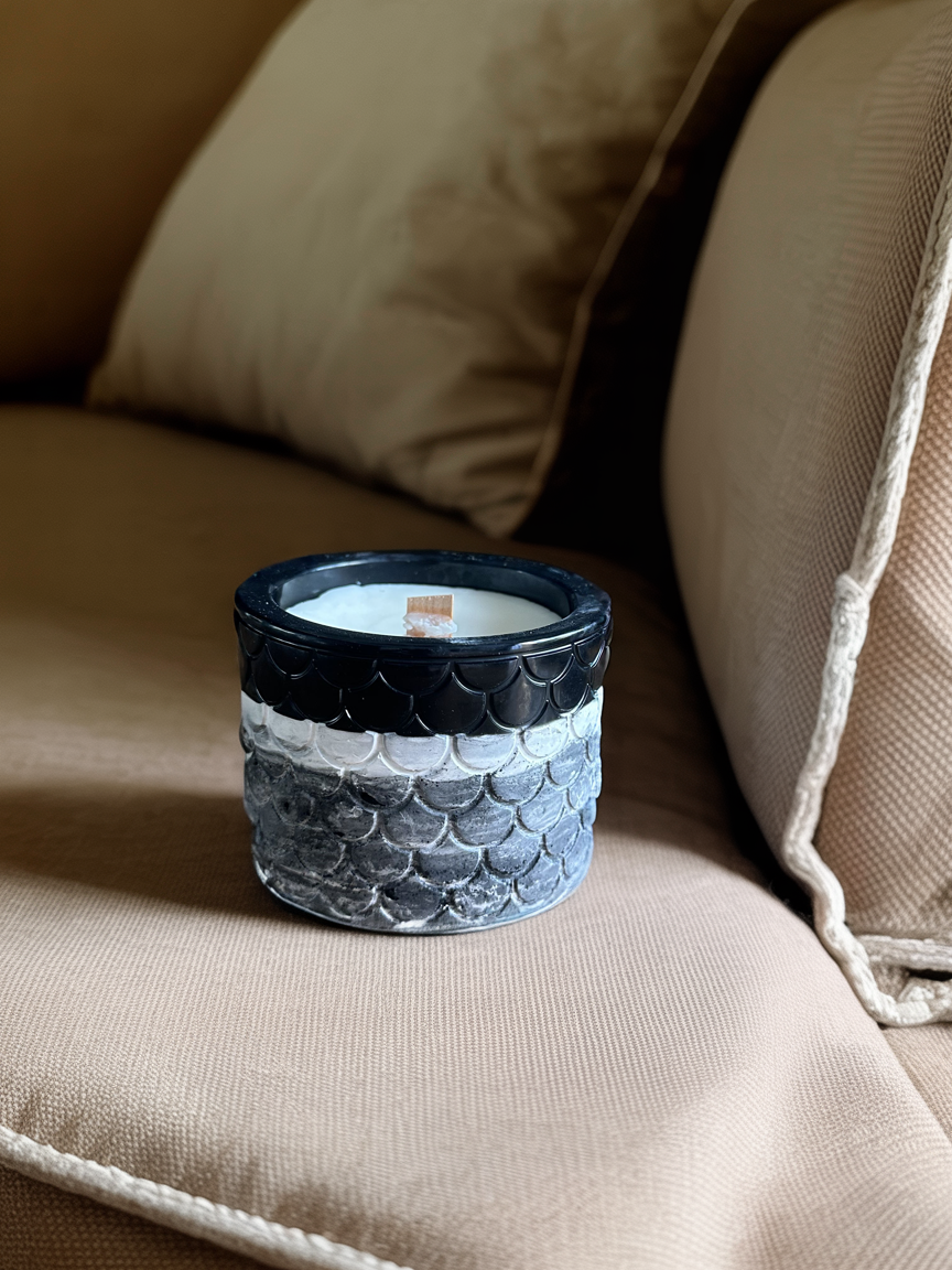 Luxury strong scented candle in resin and cement jar