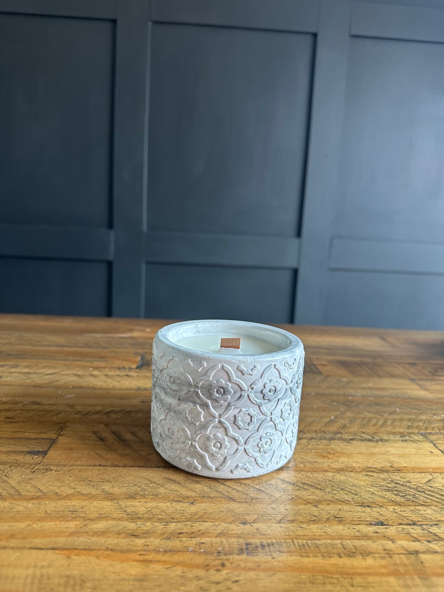 Luxury grey Ceramic Candle with Wooden Wick – Strong Scent & Crackling Burn