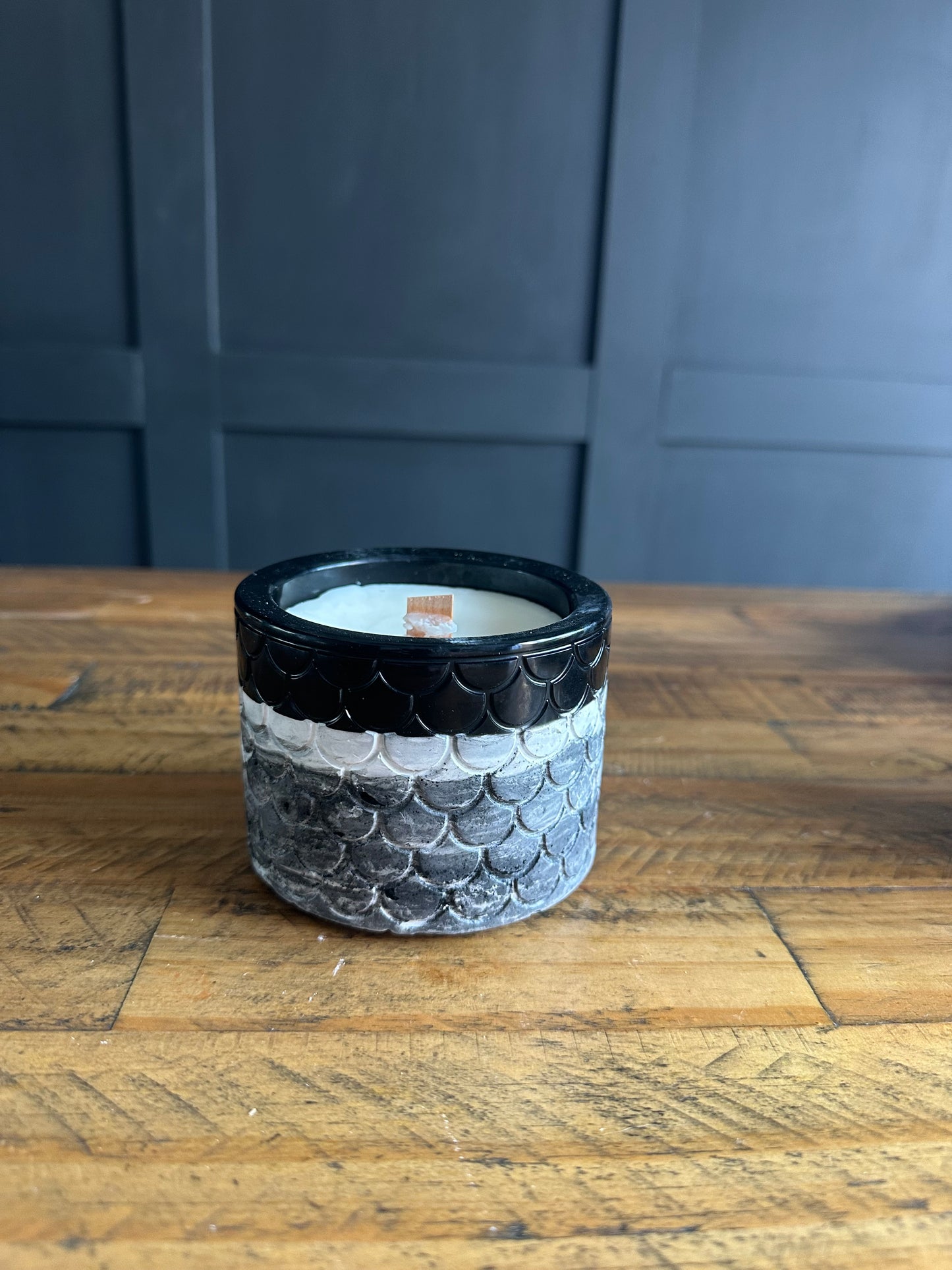 Luxury strong scented candle in resin and cement jar