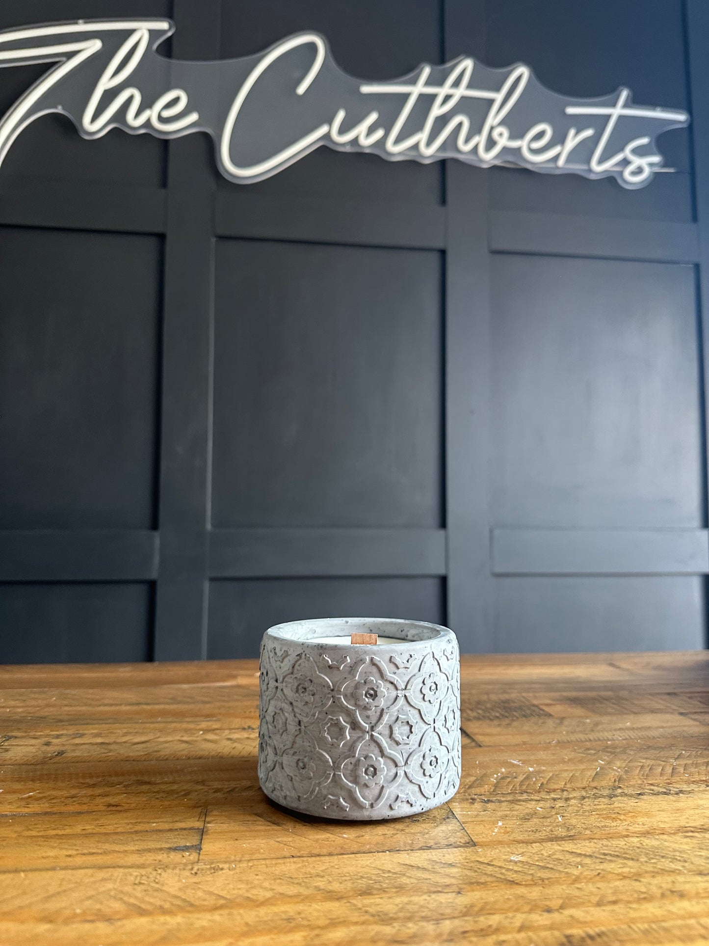 Luxury grey Ceramic Candle with Wooden Wick – Strong Scent & Crackling Burn
