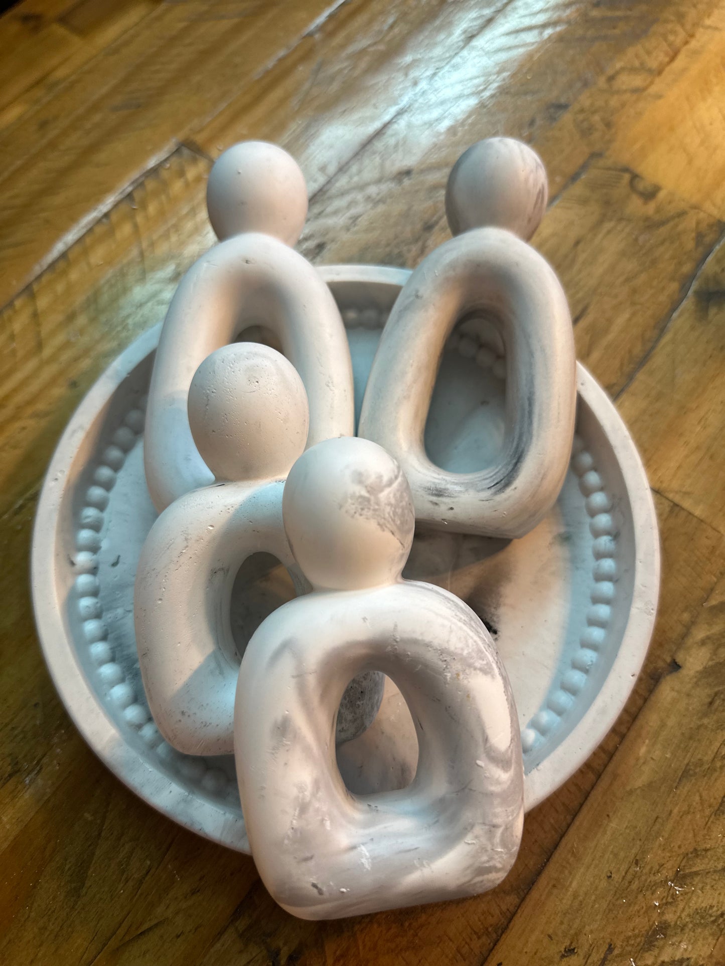 Family of 4 ornaments with tray
