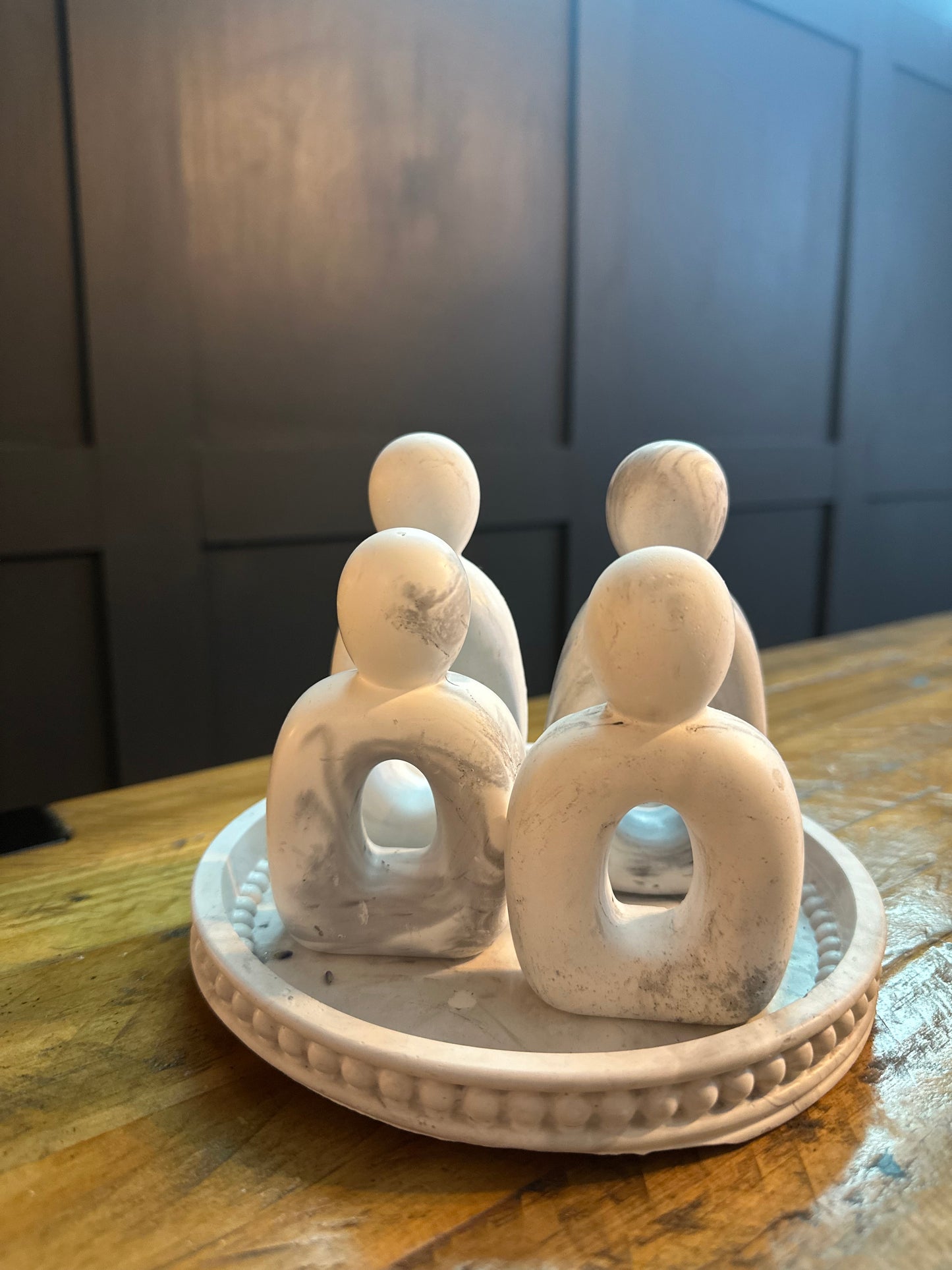 Family of 4 ornaments with tray