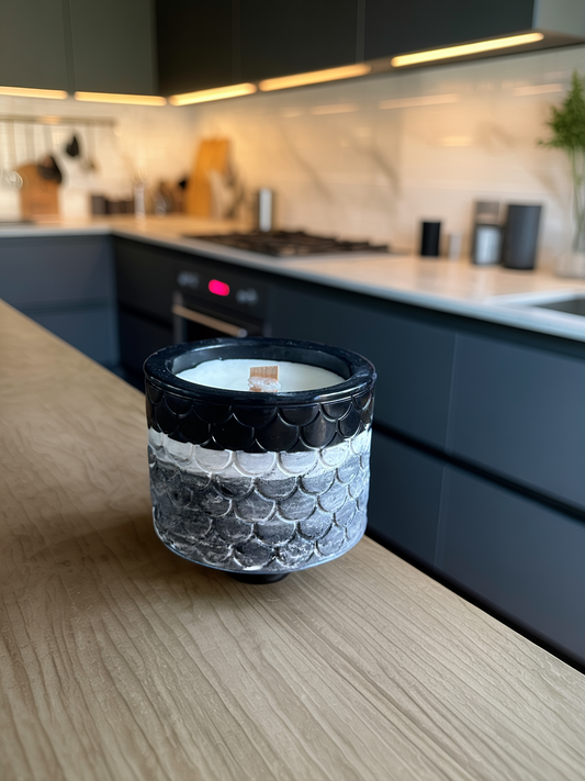 Luxury strong scented candle in resin and cement jar