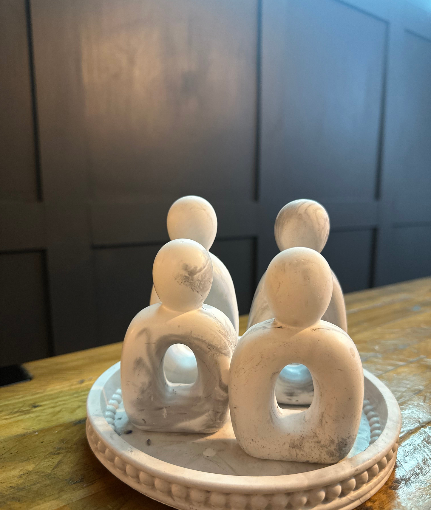Family of 4 ornaments with tray