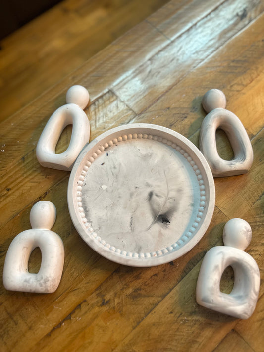 Family of 4 ornaments with tray